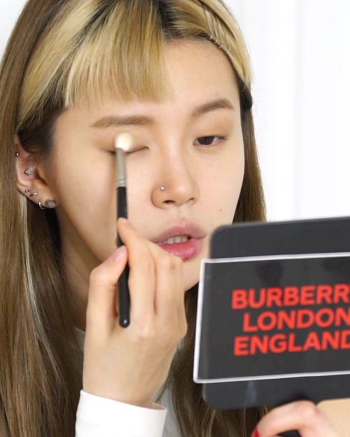 Minjeong applying eyeshadow before thin gel liner