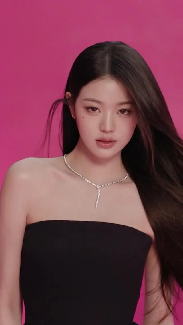 Wonyoung, makeup by Seo Ok of WeWe Atelier