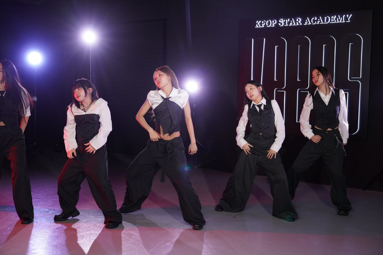 Keens Academy students performing at end-of-term showcase, Seoul studio