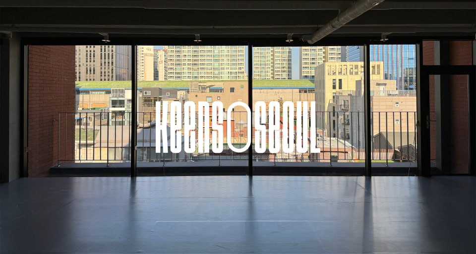 Keens Academy Seoul studio — floor-to-ceiling windows with KEENS SEOUL branding